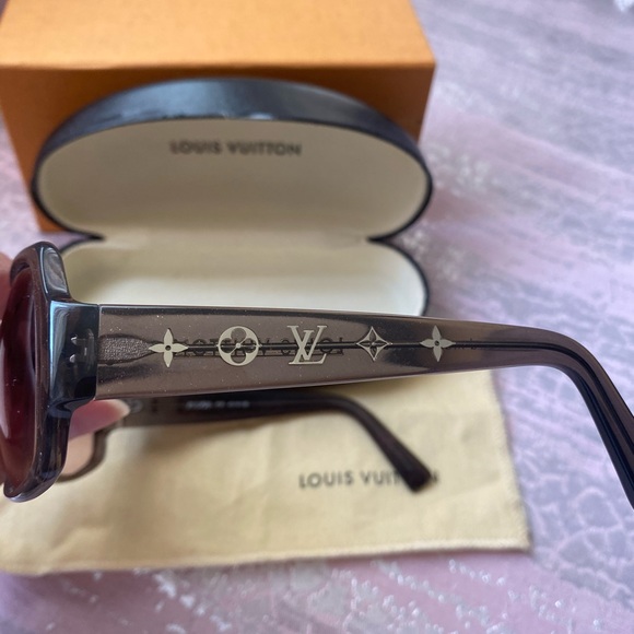 AUTHENTIC Used LOUIS VUITTON SUNGLASSES - Picture 15 of 16